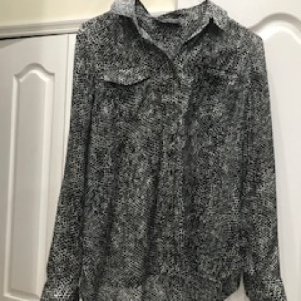Long Sleeve Medium sized Blouse by Jones New York - Black with white undertones